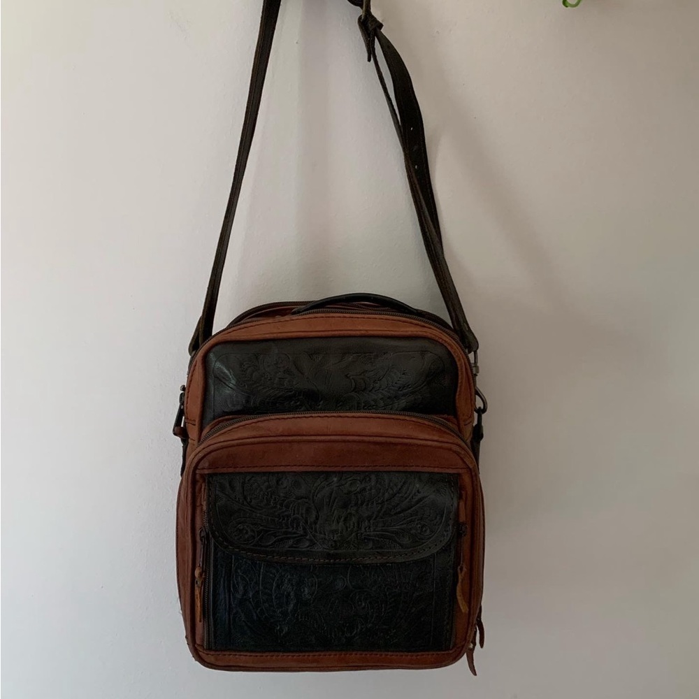 Vintage embossed leather camera bag - Picture 6 of 9
